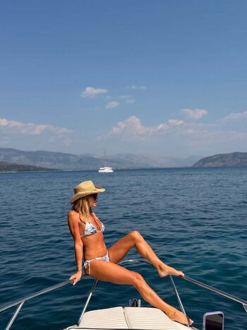 Amanda holden  page leaked private photo uncensored HD quality