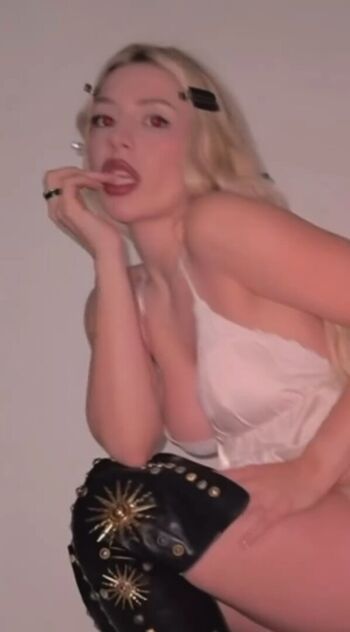Ava max  page leaked private photo uncensored HD quality