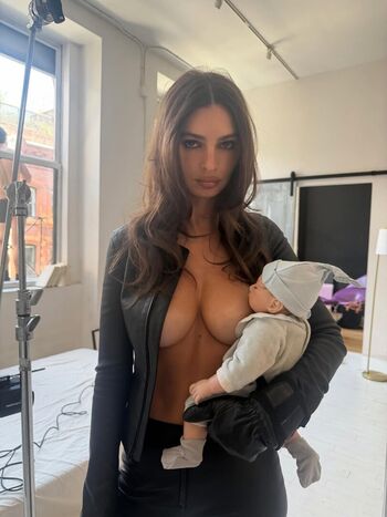 Emily ratajkowski leaked private photo uncensored HD quality