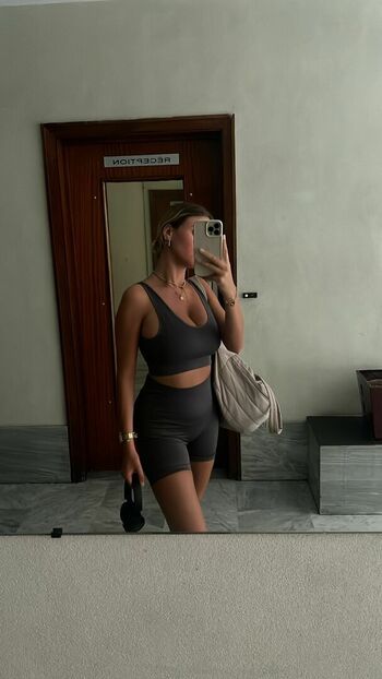 Laurapourlesintimes leaked private photo uncensored HD quality