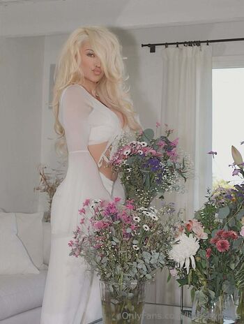 Lindsey pelas  page leaked private photo uncensored HD quality