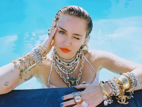 Miley cyrus leaked private photo uncensored HD quality