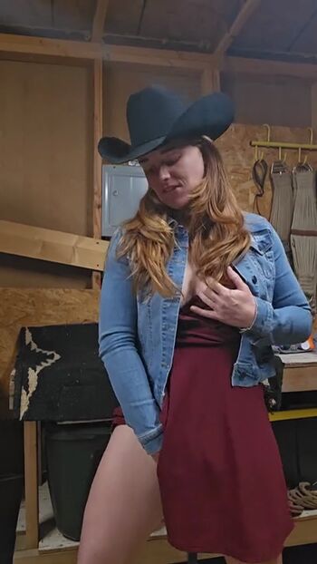 Naughtyredfarmgirl leaked private photo uncensored HD quality