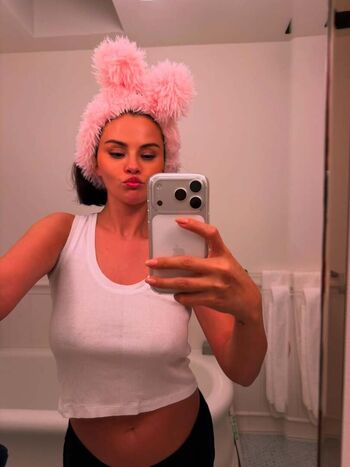 Selena gomez  page leaked private photo uncensored HD quality