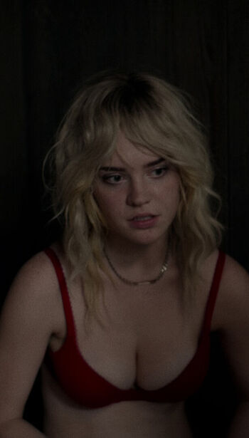 Sophie thatcher page leaked private photo uncensored HD quality