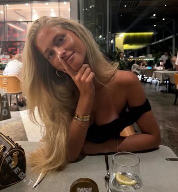 Zoe kaeppele leaked private photo uncensored HD quality